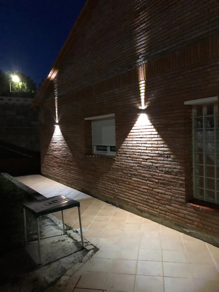 Aplique de pared con apertura de luz regulable - Luz arriba y abajo